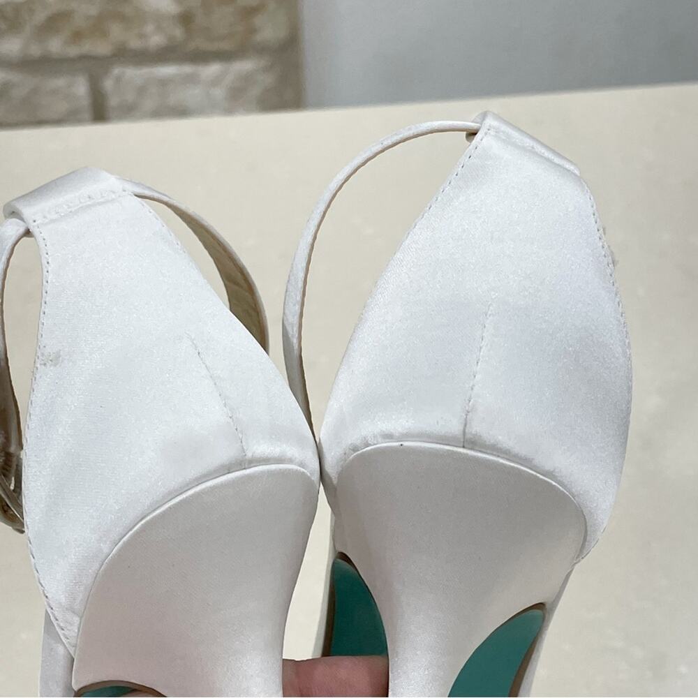 NEW Blue Betsey Johnson Erin Crystal Rhinestone Toe Heels Ivory Satin 8.5 - Picture 9 of 10